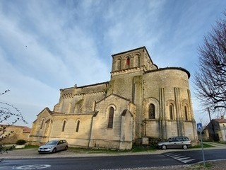 L'église, dédiée à saint Gervais domine de le village de Saint-Gervais. Original, non ?