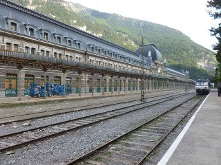 L'immense gare internationale de Canfranc: 241 mètres de long, 150 portes et 365 fenêtres.