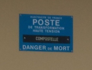 Ne croyez pas cette affiche sur un transformateur, nous ne sommes pas à Santiago, mais dans la banlieue de Toulouse.